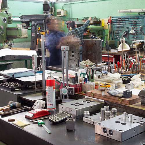 Officina per la manutenzione di stampi per iniezione di materie plastiche